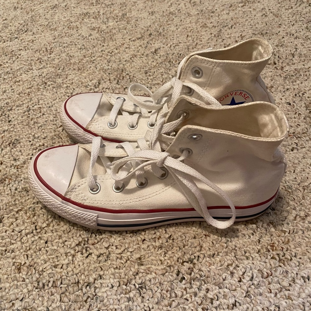 Converse size 7 woman 5 men ( stains needs some TLC)